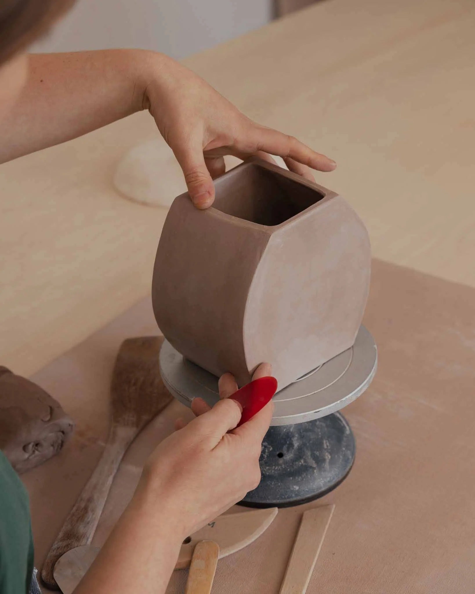 Atelier d’initiation au façonnage – Cours de céramique à la main