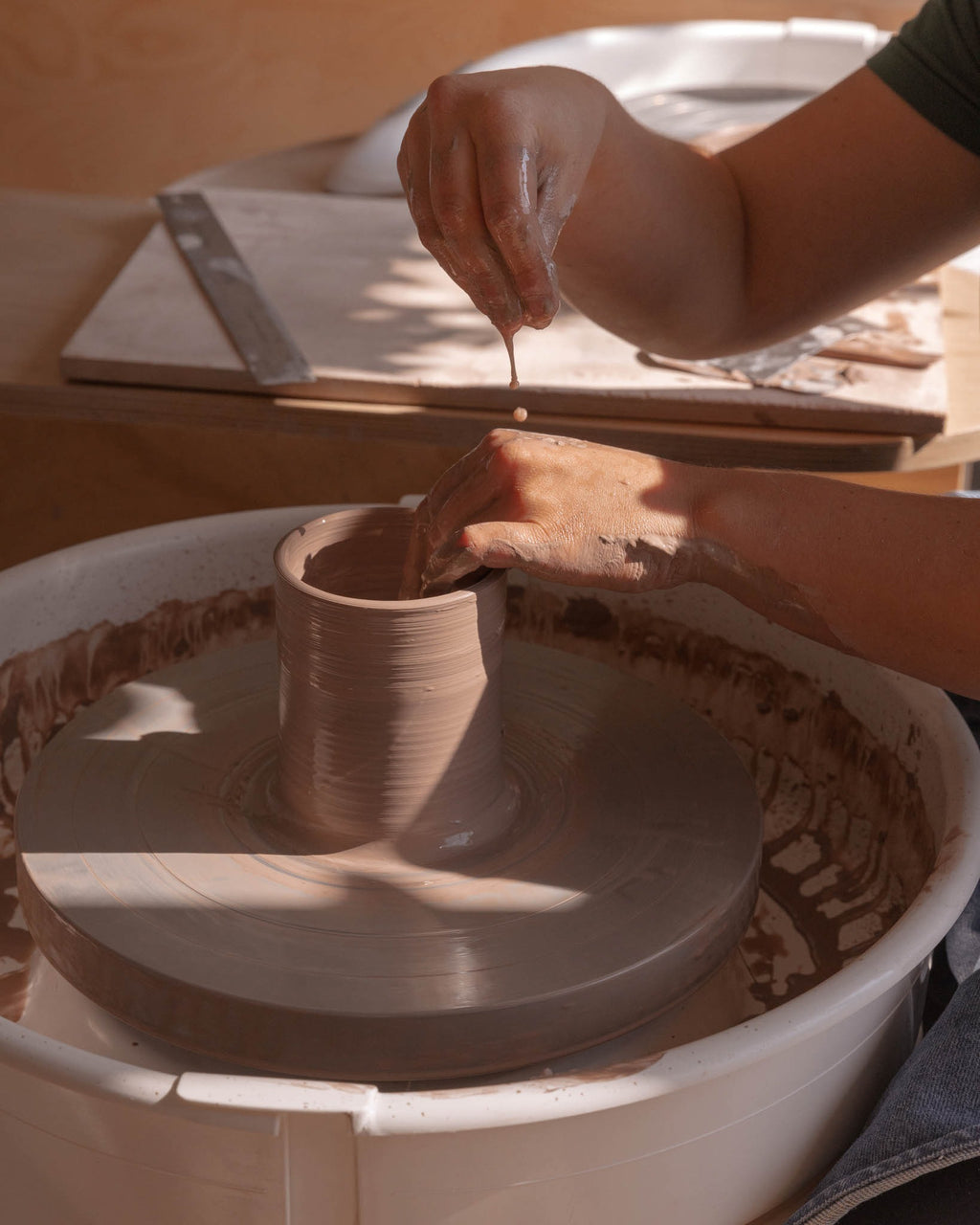 Atelier d’initiation au tour – Cours de poterie sur tour pour débutants